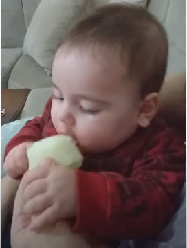 ilk kez mama dışında bir şey tadıyor..   12-10-2020