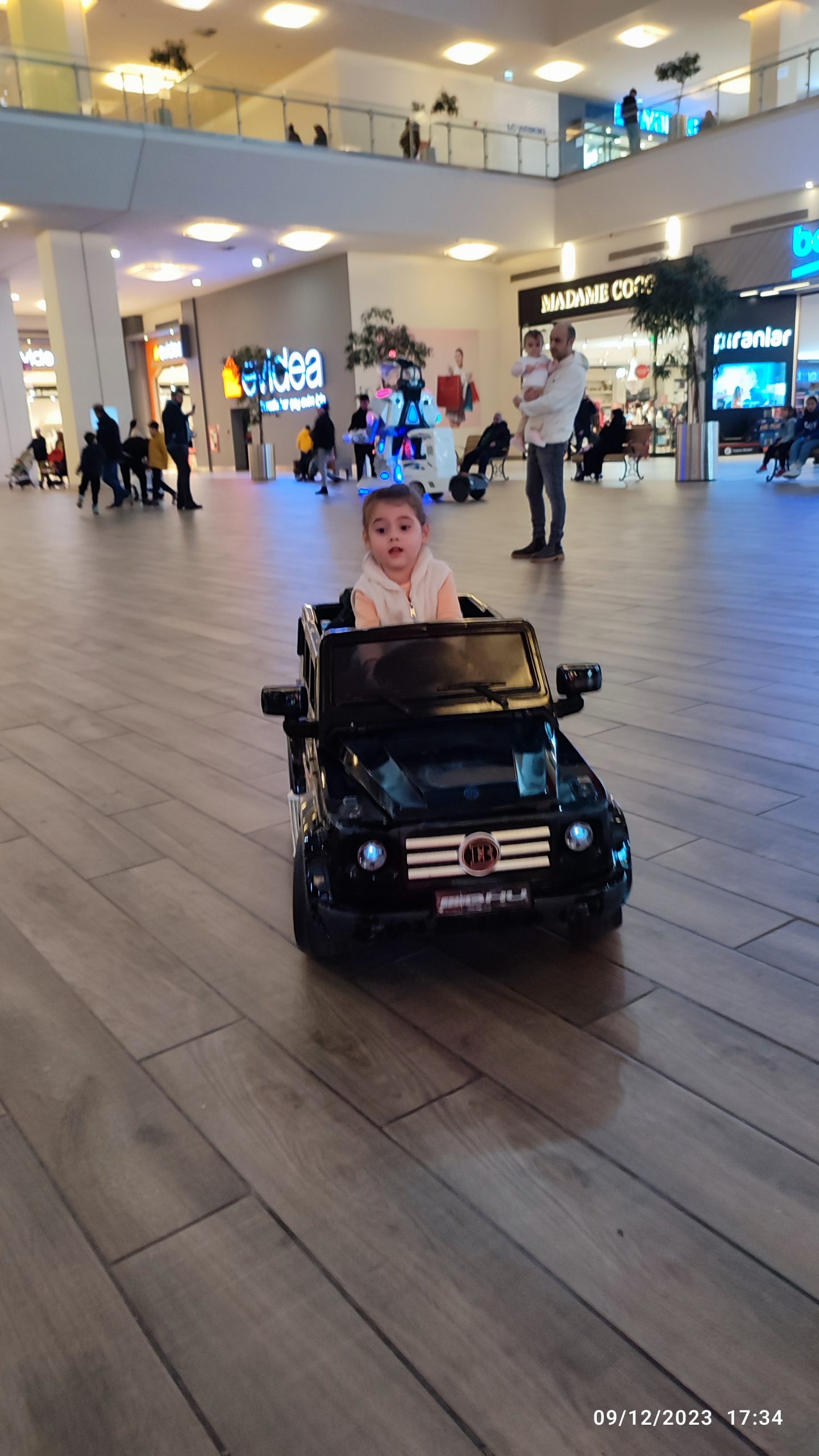 Asel inci Gebze Center AVM’de akülü arabaya biniyor. 09-12-2023